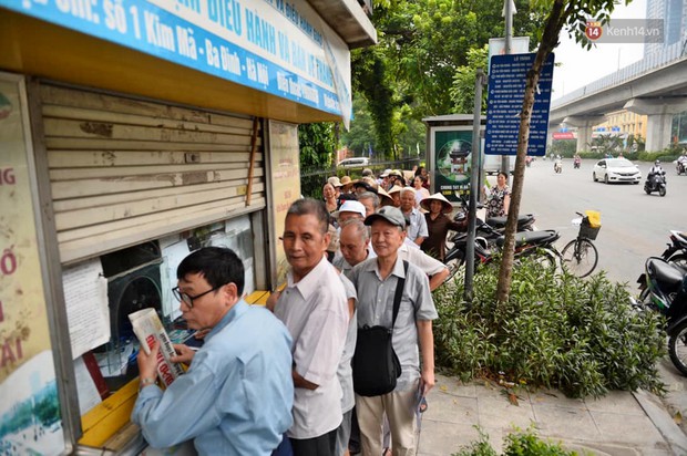Hà Nội: Hàng nghìn người xếp hàng đăng kí thẻ xe buýt miễn phí - Ảnh 11.