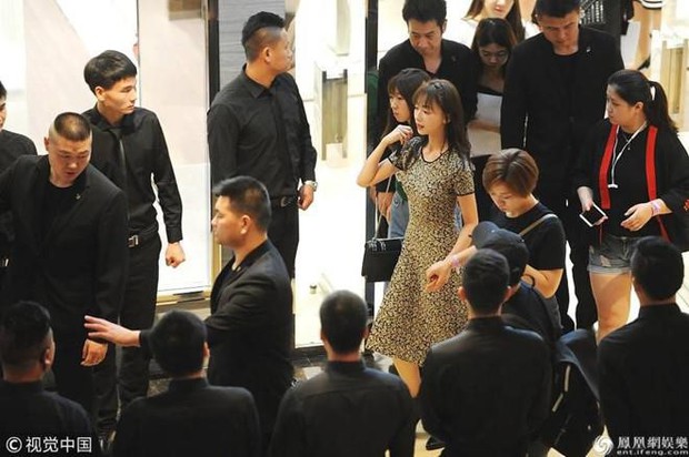 Gia phi Tân Chỉ Lôi ăn đậu hủ thối rồi nhổ thẳng vào tay trợ lí ở phim trường Cô Bạn Gái Người Máy Của Tôi - Ảnh 10.