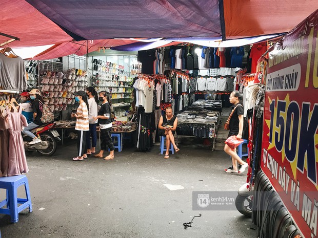 Khám phá chợ Nhà Xanh nổi tiếng nhất nhì giới sinh viên Hà Nội: Đi 5 bước 15 tiếng chửi, xem đồ mà không mua coi chừng ăn đánh nghe chưa! - Ảnh 3.