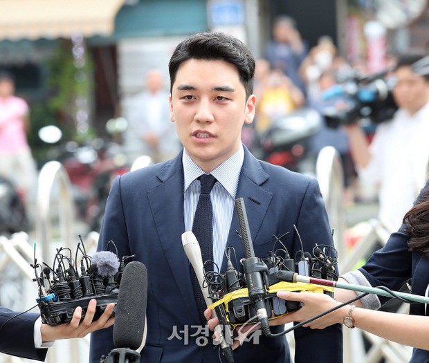 Sau 2 tháng, Seungri chính thức trình diện cảnh sát vì cáo buộc thứ 8: Cúi đầu xin lỗi, biểu cảm và sắc mặt gây chú ý - Ảnh 7. Sau 2 tháng, Seungri chính thức trình diện cảnh sát vì cáo buộc thứ 8: Cúi đầu xin lỗi, biểu cảm và sắc mặt gây chú ý - Ảnh 7.