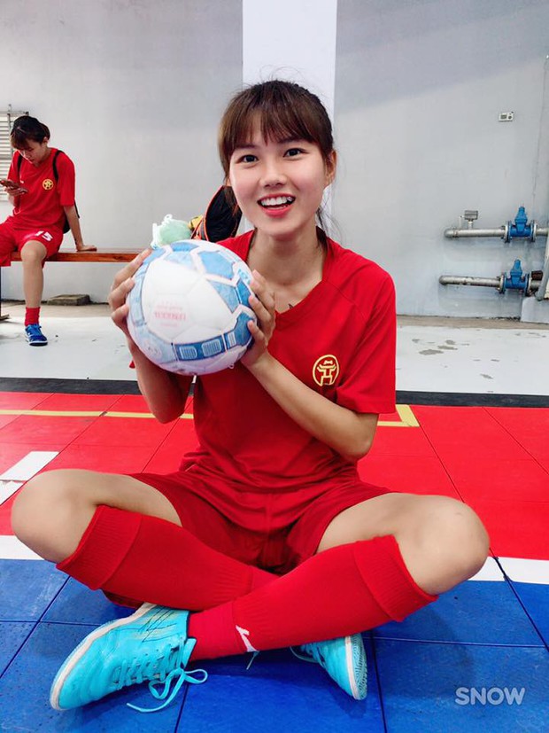 Xinh xắn tới độ không ai tin cô gái này vừa cùng tuyển nữ Việt Nam đánh bại Thái Lan đoạt cúp tại giải vô địch bóng đá Đông Nam Á - Ảnh 2.
