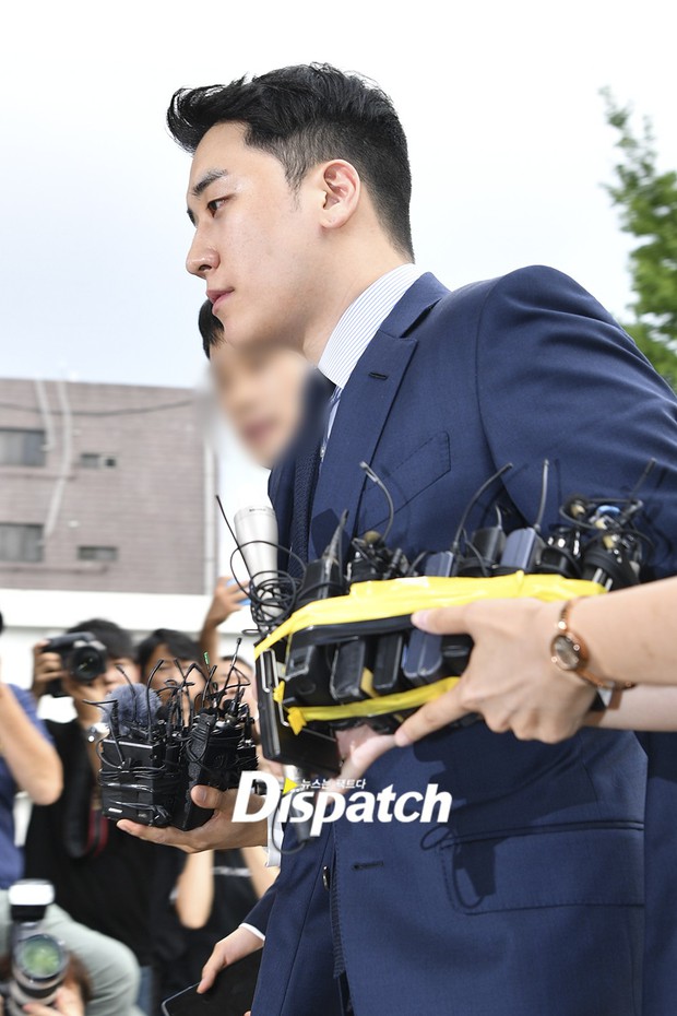 Sau 2 tháng, Seungri chính thức trình diện cảnh sát vì cáo buộc thứ 8: Cúi đầu xin lỗi, biểu cảm và sắc mặt gây chú ý - Ảnh 9. Sau 2 tháng, Seungri chính thức trình diện cảnh sát vì cáo buộc thứ 8: Cúi đầu xin lỗi, biểu cảm và sắc mặt gây chú ý - Ảnh 9.