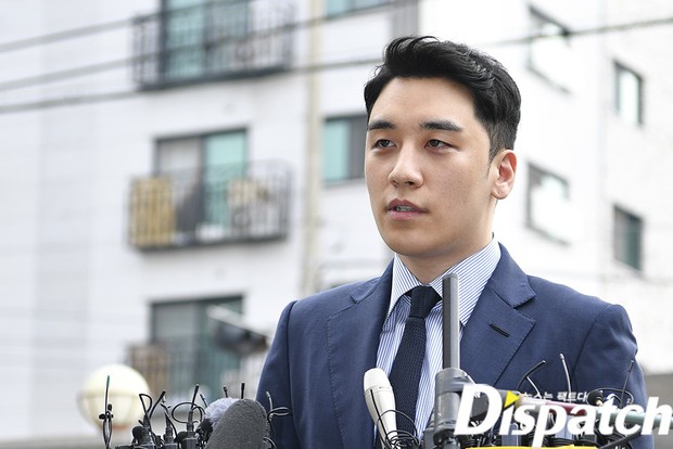 Sau 2 tháng, Seungri chính thức trình diện cảnh sát vì cáo buộc thứ 8: Cúi đầu xin lỗi, biểu cảm và sắc mặt gây chú ý - Ảnh 6. Sau 2 tháng, Seungri chính thức trình diện cảnh sát vì cáo buộc thứ 8: Cúi đầu xin lỗi, biểu cảm và sắc mặt gây chú ý - Ảnh 6.