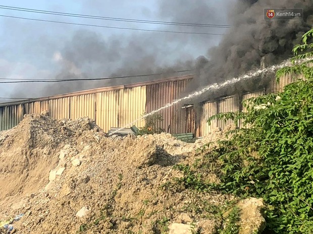 Hà Nội: Nhà xưởng trên đường Nguyễn Xiển bùng cháy dữ dội, cột khói cao hàng chục mét - Ảnh 3.