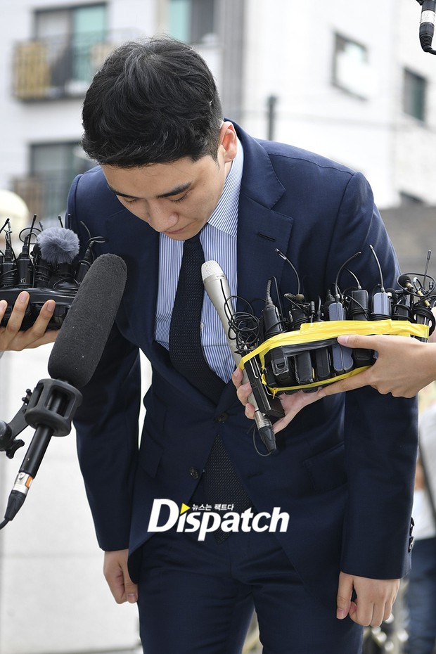 Sau 2 tháng, Seungri chính thức trình diện cảnh sát vì cáo buộc thứ 8: Cúi đầu xin lỗi, biểu cảm và sắc mặt gây chú ý - Ảnh 8. Sau 2 tháng, Seungri chính thức trình diện cảnh sát vì cáo buộc thứ 8: Cúi đầu xin lỗi, biểu cảm và sắc mặt gây chú ý - Ảnh 8.