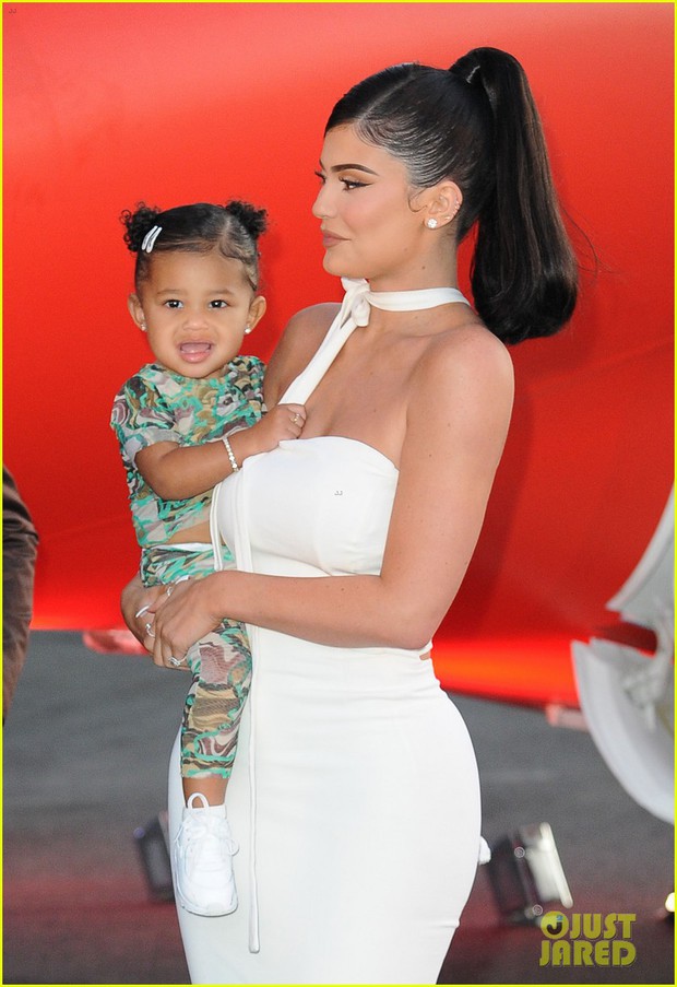 Kylie Jenner lần đầu tiên đưa con gái đi dự thảm đỏ, biểu cảm của bé Stormie đặc biệt gây chú ý - Ảnh 4. Kylie Jenner lần đầu tiên đưa con gái đi dự thảm đỏ, biểu cảm của bé Stormie đặc biệt gây chú ý - Ảnh 4.