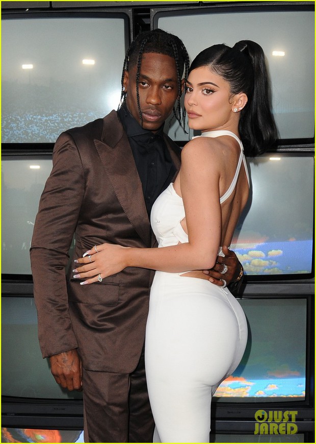 Kylie Jenner lần đầu tiên đưa con gái đi dự thảm đỏ, biểu cảm của bé Stormie đặc biệt gây chú ý - Ảnh 7. Kylie Jenner lần đầu tiên đưa con gái đi dự thảm đỏ, biểu cảm của bé Stormie đặc biệt gây chú ý - Ảnh 7.
