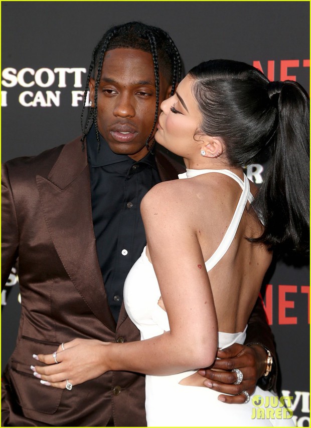 Kylie Jenner lần đầu tiên đưa con gái đi dự thảm đỏ, biểu cảm của bé Stormie đặc biệt gây chú ý - Ảnh 8. Kylie Jenner lần đầu tiên đưa con gái đi dự thảm đỏ, biểu cảm của bé Stormie đặc biệt gây chú ý - Ảnh 8.