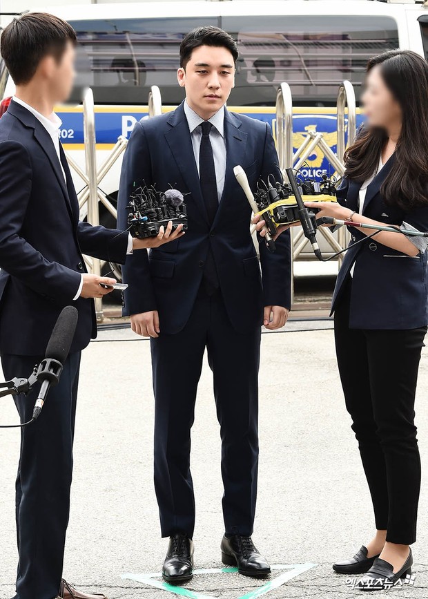 Sau 2 tháng, Seungri chính thức trình diện cảnh sát vì cáo buộc thứ 8: Cúi đầu xin lỗi, biểu cảm và sắc mặt gây chú ý - Ảnh 4. Sau 2 tháng, Seungri chính thức trình diện cảnh sát vì cáo buộc thứ 8: Cúi đầu xin lỗi, biểu cảm và sắc mặt gây chú ý - Ảnh 4.