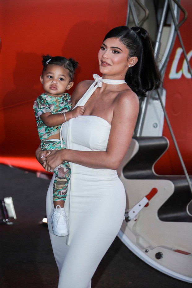 Kylie Jenner lần đầu tiên đưa con gái đi dự thảm đỏ, biểu cảm của bé Stormie đặc biệt gây chú ý - Ảnh 3. Kylie Jenner lần đầu tiên đưa con gái đi dự thảm đỏ, biểu cảm của bé Stormie đặc biệt gây chú ý - Ảnh 3.