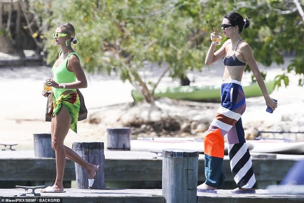 2 chân dài 9X siêu hot Kendall Jenner và Hailey đánh lẻ du lịch, cùng khoe dáng cực xịn trong bộ đồ bơi đốt mắt - Ảnh 4.