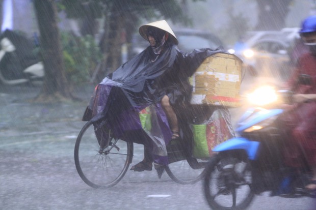 Cây xanh đổ khắp Hà Nội do ảnh hưởng của bão số 4, một thanh niên 26 tuổi tử vong thương tâm - Ảnh 16.