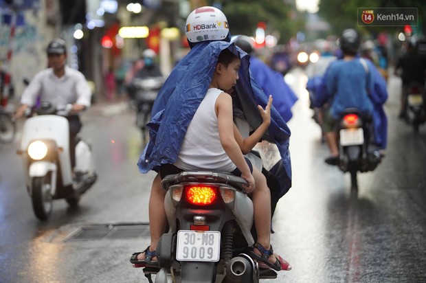 Cây xanh đổ khắp Hà Nội do ảnh hưởng của bão số 4, một thanh niên 26 tuổi tử vong thương tâm - Ảnh 11.