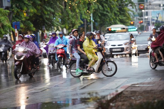 Cây xanh đổ khắp Hà Nội do ảnh hưởng của bão số 4, một thanh niên 26 tuổi tử vong thương tâm - Ảnh 12.