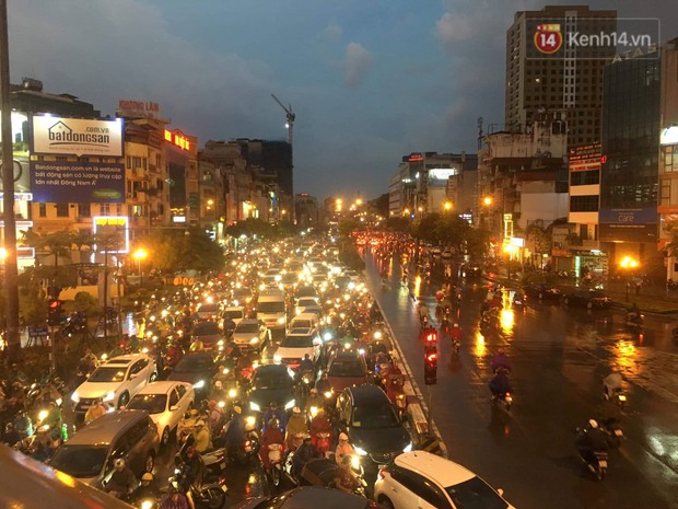 Cây xanh đổ khắp Hà Nội do ảnh hưởng của bão số 4, một thanh niên 26 tuổi tử vong thương tâm - Ảnh 27.