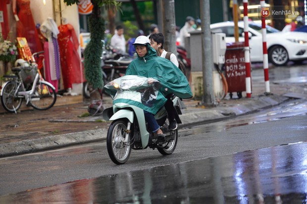 Cây xanh đổ khắp Hà Nội do ảnh hưởng của bão số 4, một thanh niên 26 tuổi tử vong thương tâm - Ảnh 14.
