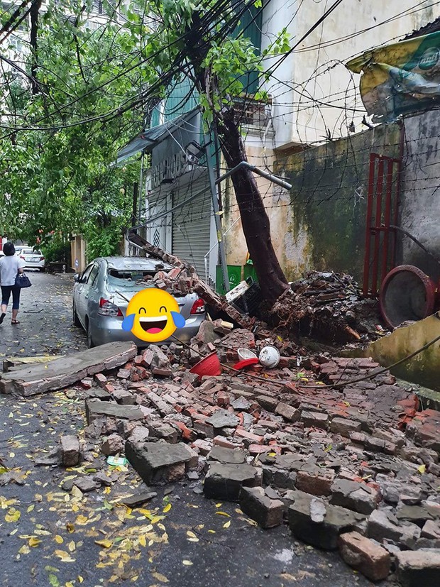 Cây xanh đổ khắp Hà Nội do ảnh hưởng của bão số 4, một thanh niên 26 tuổi tử vong thương tâm - Ảnh 20.