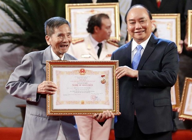 Xúc động với chia sẻ của nghệ sĩ Trần Hạnh nhận danh hiệu Nghệ sĩ nhân dân ở tuổi 90 - Ảnh 1.