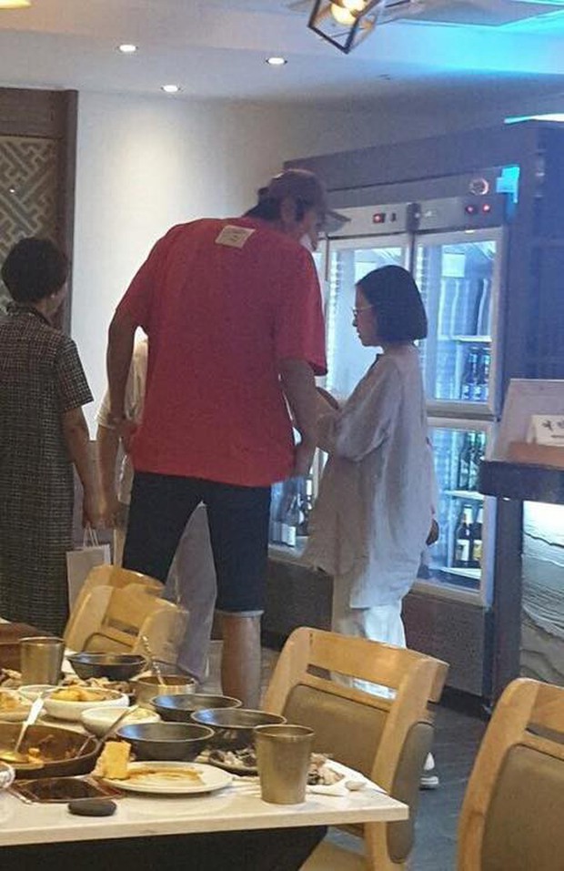 Lee Kwang Soo “trốn” bạn gái đi hẹn hò với cô bạn thân nấm lùn Park Bo Young - Ảnh 1.