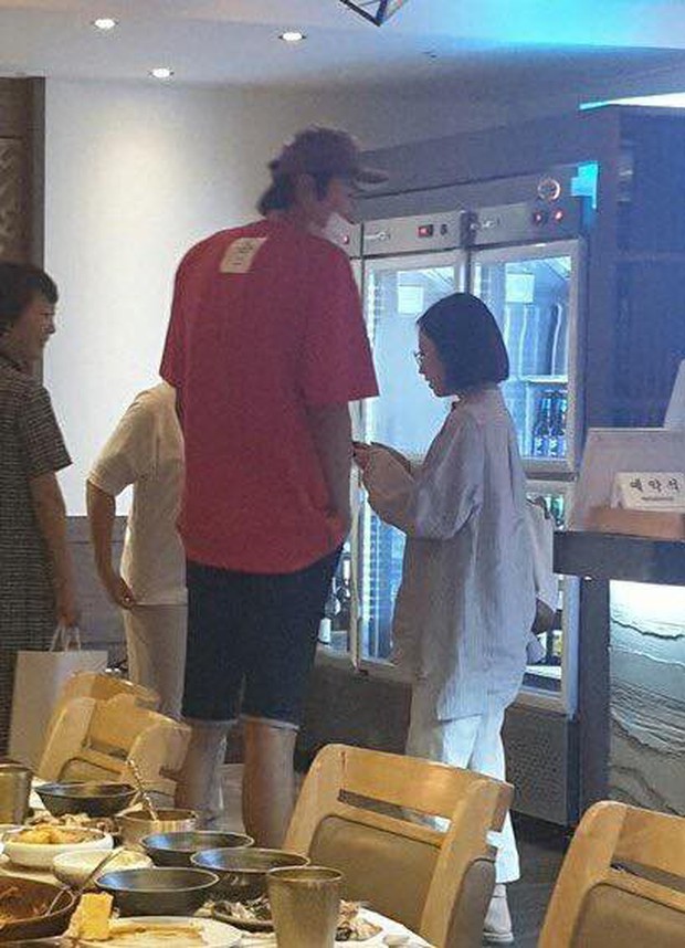 Lee Kwang Soo “trốn” bạn gái đi hẹn hò với cô bạn thân nấm lùn Park Bo Young - Ảnh 3.