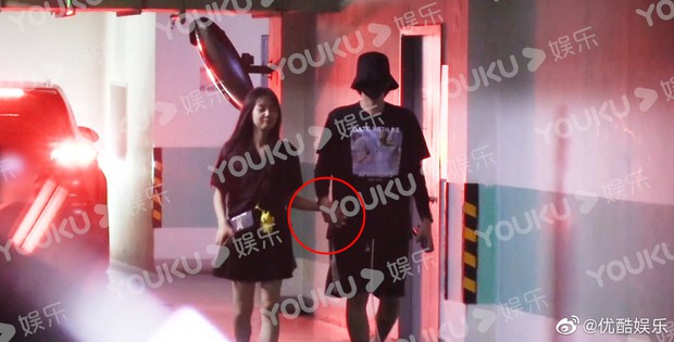 HOT: Ngô Diệc Phàm cuối cùng đã lộ ảnh hẹn hò, đan chặt tay đưa nàng về nhà riêng và nhan sắc bạn gái gây chú ý lớn - Ảnh 6. HOT: Ngô Diệc Phàm cuối cùng đã lộ ảnh hẹn hò, đan chặt tay đưa nàng về nhà riêng và nhan sắc bạn gái gây chú ý lớn - Ảnh 6.
