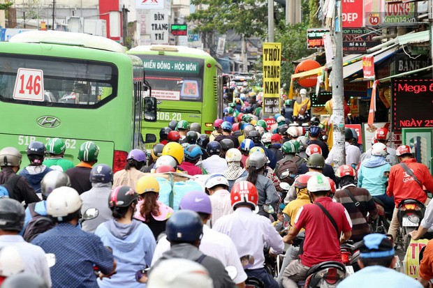 Ngày làm việc cuối cùng trước kỳ nghỉ 2/9: Người Hà Nội mệt mỏi vì mưa, dân Sài Gòn toát mồ hôi vì bến xe quá tải - Ảnh 17.