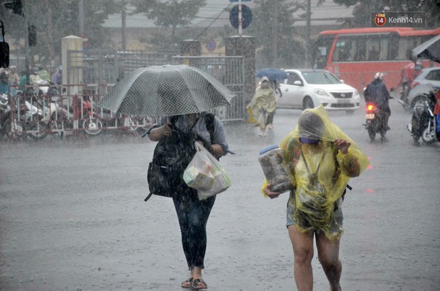 Ngày làm việc cuối cùng trước kỳ nghỉ 2/9: Người Hà Nội mệt mỏi vì mưa, dân Sài Gòn toát mồ hôi vì bến xe quá tải - Ảnh 3.