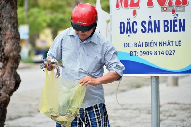 Quảng Bình: Bão tan, nhiều du khách dạo chơi chụp ảnh trên bãi biển Nhật Lệ - Ảnh 10.