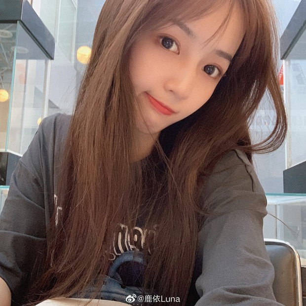 Chỉ đánh son và để tóc dài giản dị vẫn xinh ngất, chẳng trách cô sinh viên năm 2 khiến Ngô Diệc Phàm mê như điếu đổ - Ảnh 8. Chỉ đánh son và để tóc dài giản dị vẫn xinh ngất, chẳng trách cô sinh viên năm 2 khiến Ngô Diệc Phàm mê như điếu đổ - Ảnh 8.