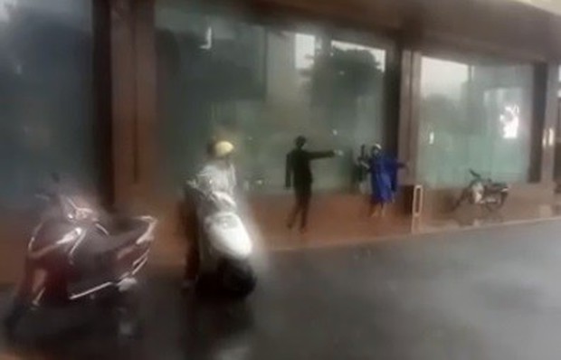 Bảo vệ đuổi người trú mưa đã làm việc lâu năm tại khách sạn 5 sao, được đại diện lễ tân đánh giá làm đúng nhiệm vụ - Ảnh 3.