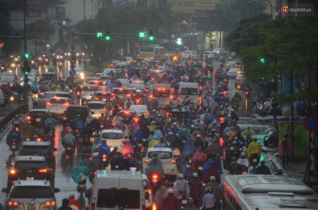 Ngày làm việc cuối cùng trước kỳ nghỉ 2/9: Người Hà Nội mệt mỏi vì mưa, dân Sài Gòn toát mồ hôi vì bến xe quá tải - Ảnh 12.