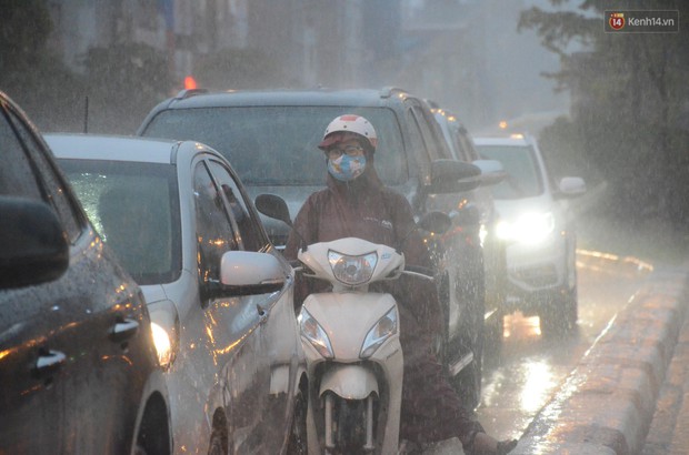 Ngày làm việc cuối cùng trước kỳ nghỉ 2/9: Người Hà Nội mệt mỏi vì mưa, dân Sài Gòn toát mồ hôi vì bến xe quá tải - Ảnh 13.