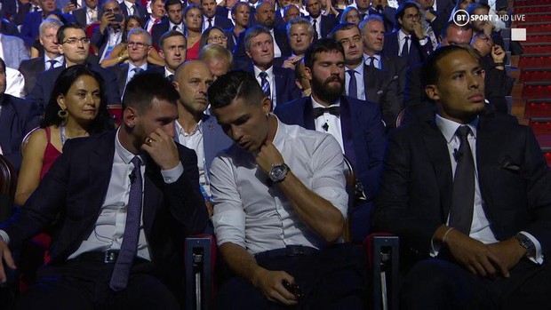 Cười nghiêng ngả với biểu cảm cực đắt giá của Ronaldo khi chứng kiến Messi ẵm danh hiệu cao quý ngay trước mắt - Ảnh 5.