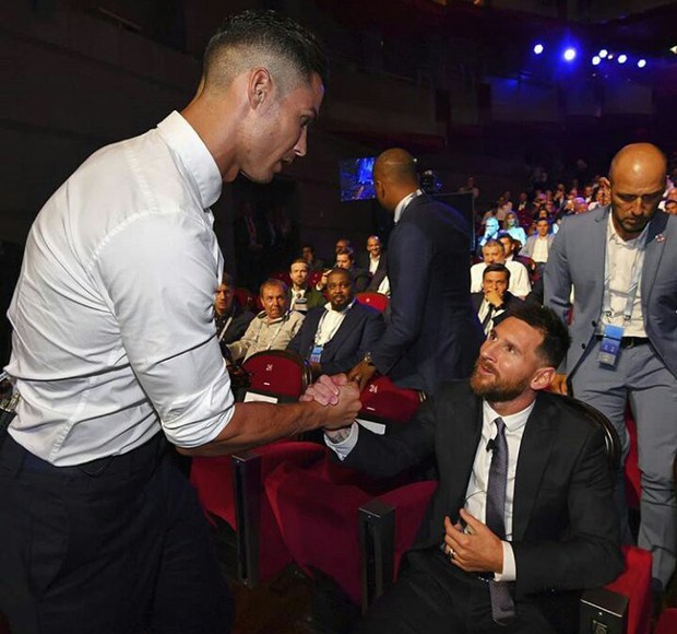 Cười nghiêng ngả với biểu cảm cực đắt giá của Ronaldo khi chứng kiến Messi ẵm danh hiệu cao quý ngay trước mắt - Ảnh 4.