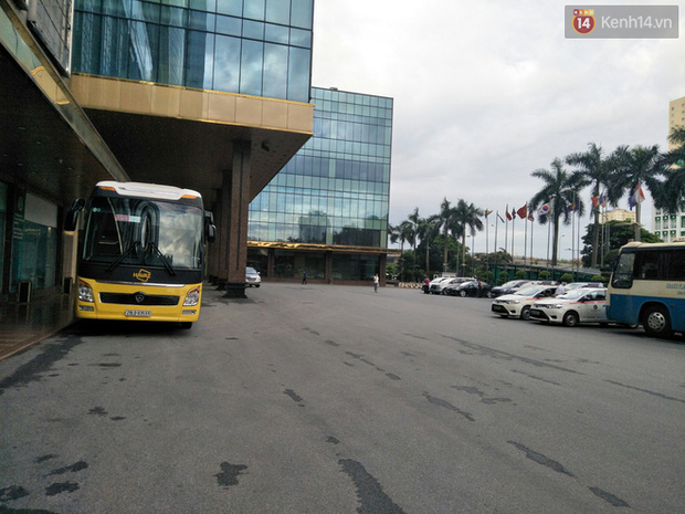 Bảo vệ đuổi người trú mưa đã làm việc lâu năm tại khách sạn 5 sao, được đại diện lễ tân đánh giá làm đúng nhiệm vụ - Ảnh 6.