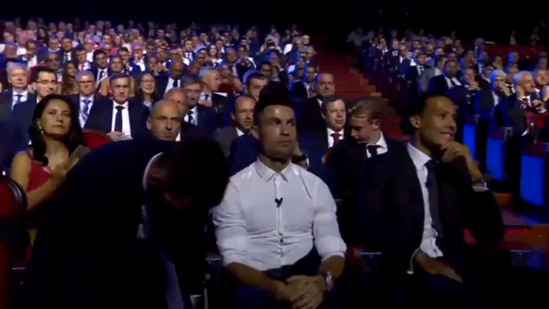 Cười nghiêng ngả với biểu cảm cực đắt giá của Ronaldo khi chứng kiến Messi ẵm danh hiệu cao quý ngay trước mắt - Ảnh 2.