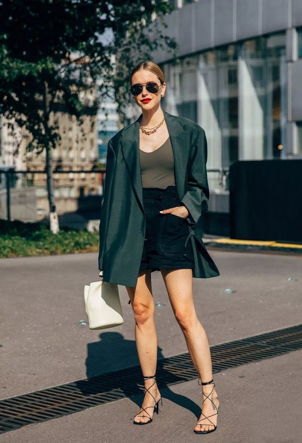 Quần short + blazer: Có cả loạt cách mix đồ giúp chân dài phải biết cho style của các nàng tuổi băm - Ảnh 9.