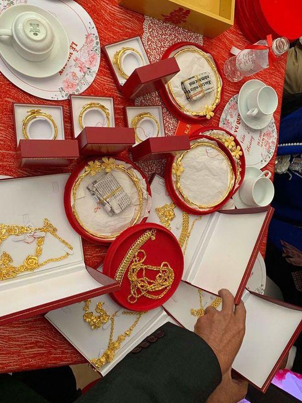 Những cô dâu số hưởng với vòng vàng trĩu cổ: Gánh nặng vậy ai cũng nguyện ý lấy chồng! - Ảnh 2. Những cô dâu số hưởng với vòng vàng trĩu cổ: Gánh nặng vậy ai cũng nguyện ý lấy chồng! - Ảnh 2.