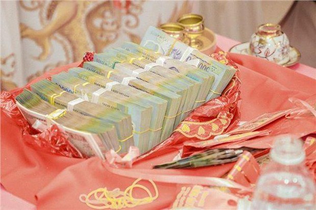 Những cô dâu số hưởng với vòng vàng trĩu cổ: Gánh nặng vậy ai cũng nguyện ý lấy chồng! - Ảnh 7. Số tiền mặt gần 1 tỷ đồng.