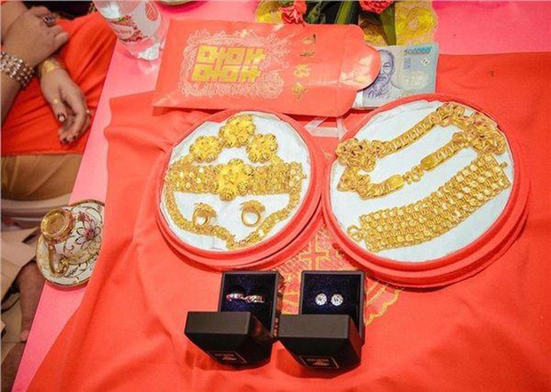 Những cô dâu số hưởng với vòng vàng trĩu cổ: Gánh nặng vậy ai cũng nguyện ý lấy chồng! - Ảnh 8. Những cô dâu số hưởng với vòng vàng trĩu cổ: Gánh nặng vậy ai cũng nguyện ý lấy chồng! - Ảnh 8.
