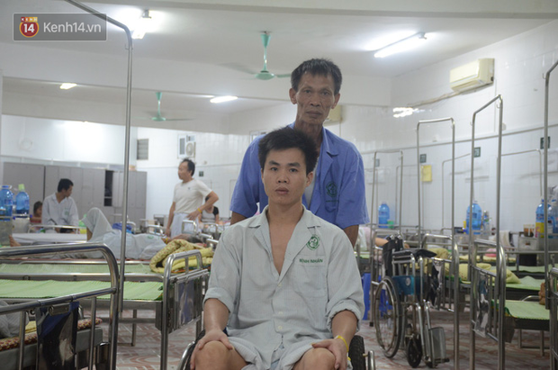Vợ bị ung thư máu, con trai nằm liệt giường, người đàn ông chạy vạy mong có chiếc xe lăn cho con đỡ khổ - Ảnh 1.