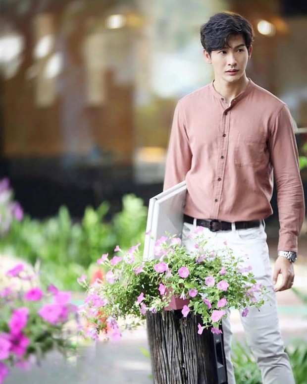 Giả thuyết về pha bẻ lái cực gắt của Chiếc Lá Bay: Dượng Chat cũng là người chuyển giới? - Ảnh 1. Giả thuyết về pha bẻ lái cực gắt của Chiếc Lá Bay: Dượng Chat cũng là người chuyển giới? - Ảnh 1.