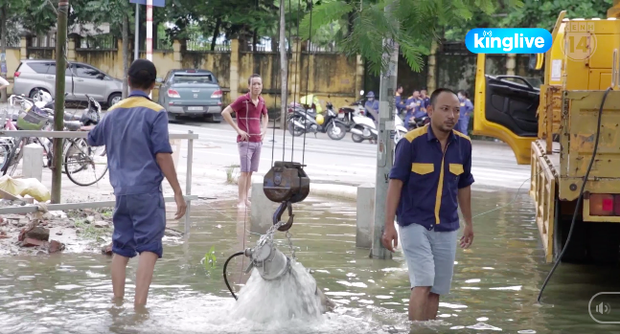 Clip: Hàng trăm hộ dân Hà Nội vẫn chật vật sống trong cảnh bì bõm lội nước sau 3 ngày mưa bão - Ảnh 5.