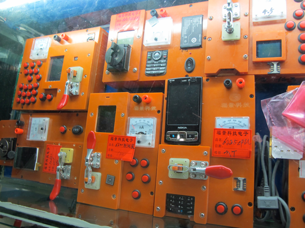 Chứng kiến cách những chiếc smartphone bị rã nhỏ tới từng chi tiết ở chợ bán đồ cũ vỉa hè - Ảnh 6.