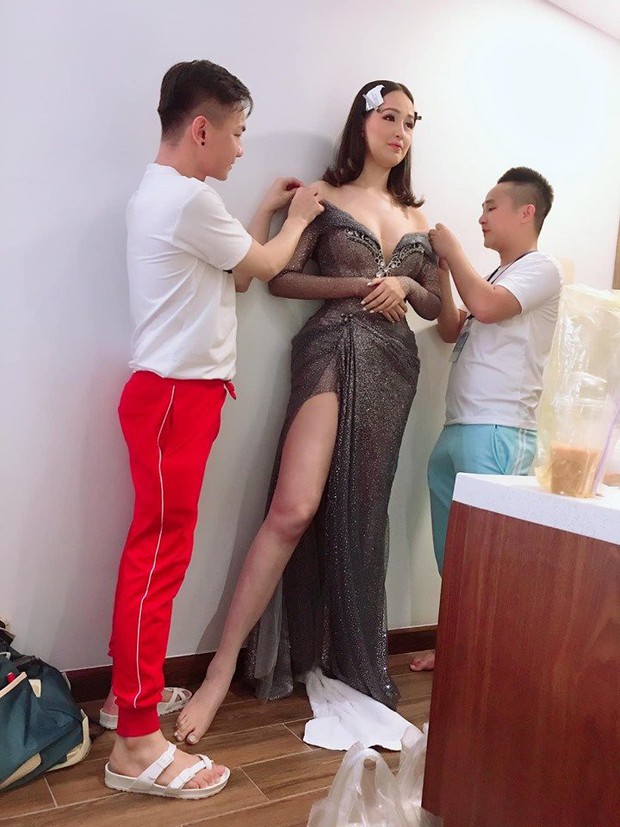 Ekip của Mai Phương Thúy lên tiếng trần tình về sự cố váy áo lộ nửa ngực trên sóng truyền hình - Ảnh 2. Ekip của Mai Phương Thúy lên tiếng trần tình về sự cố váy áo lộ nửa ngực trên sóng truyền hình - Ảnh 2.