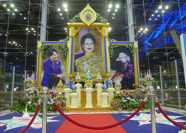 Khi Hoa hậu đội vương miện quỳ lạy cha mẹ: Lòng hiếu thảo của một người con và nét đẹp văn hóa tại đất nước Thái Lan - Ảnh 3.