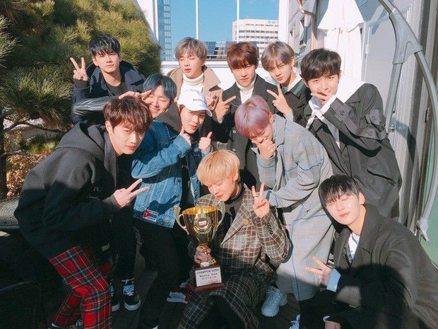 Tranh cãi nảy lửa: Jisung gửi tiền, em út từ Trung sang Hàn, Kang Daniel lại gây phẫn nộ dịp 2 năm Wanna One debut - Ảnh 1. Tranh cãi nảy lửa: Jisung gửi tiền, em út từ Trung sang Hàn, Kang Daniel lại gây phẫn nộ dịp 2 năm Wanna One debut - Ảnh 1.