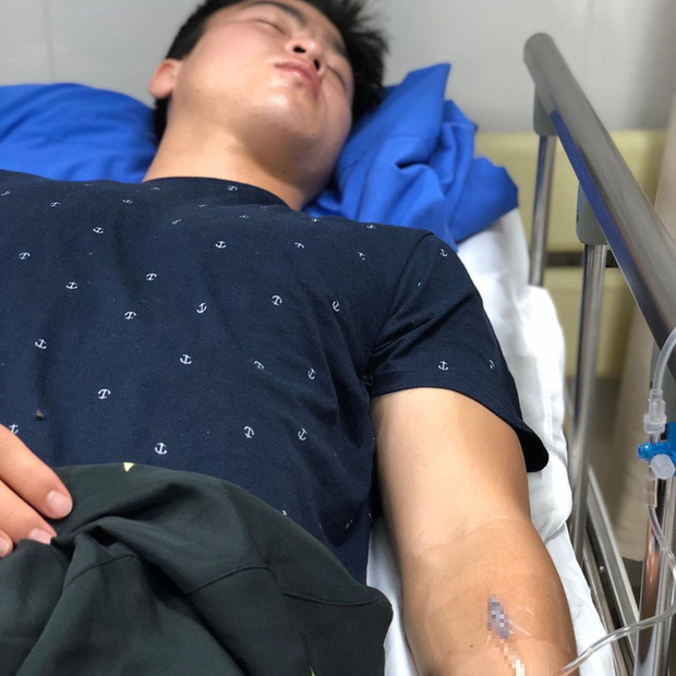Xót xa hình ảnh Duy Mạnh nằm truyền nước tại bệnh viện trong đêm trước trận đấu với Bình Dương - Ảnh 1.