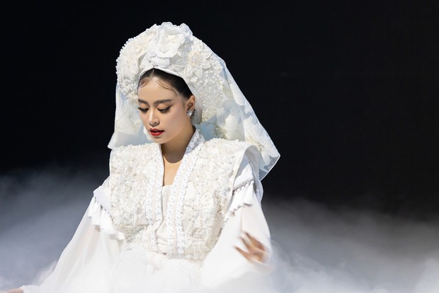 Mặc ĐỘC một bộ đồ và trang điểm đúng 1 kiểu, Hoàng Thùy Linh vẫn đẹp điên dại trong MV mới - Ảnh 1. Mặc ĐỘC một bộ đồ và trang điểm đúng 1 kiểu, Hoàng Thùy Linh vẫn đẹp điên dại trong MV mới - Ảnh 1.