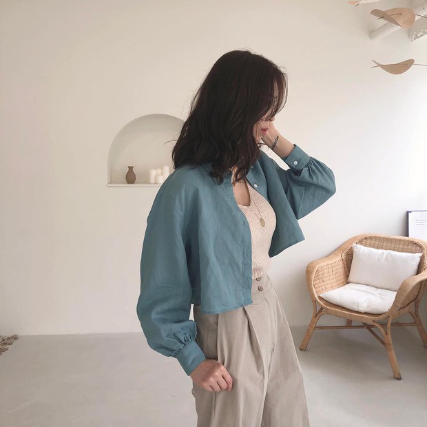 Hội sành mốt phải tìm mua ngay áo blouse lửng vì vừa đẹp lại “hack dáng” ảo diệu - Ảnh 1.